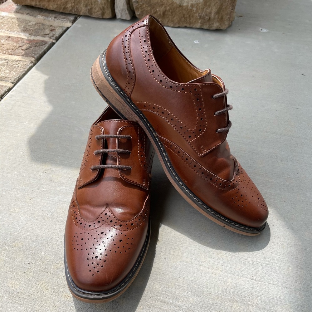 Boy’s Winged tipped dress shoes brown size 4